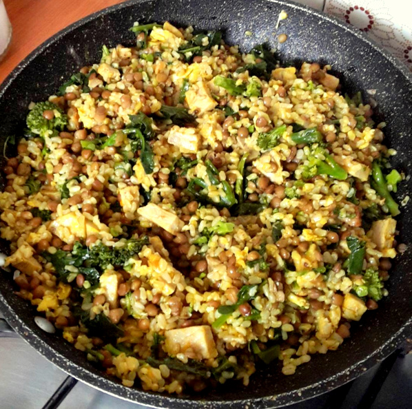 Riso integrale con broccoletti, lenticchie e seitan