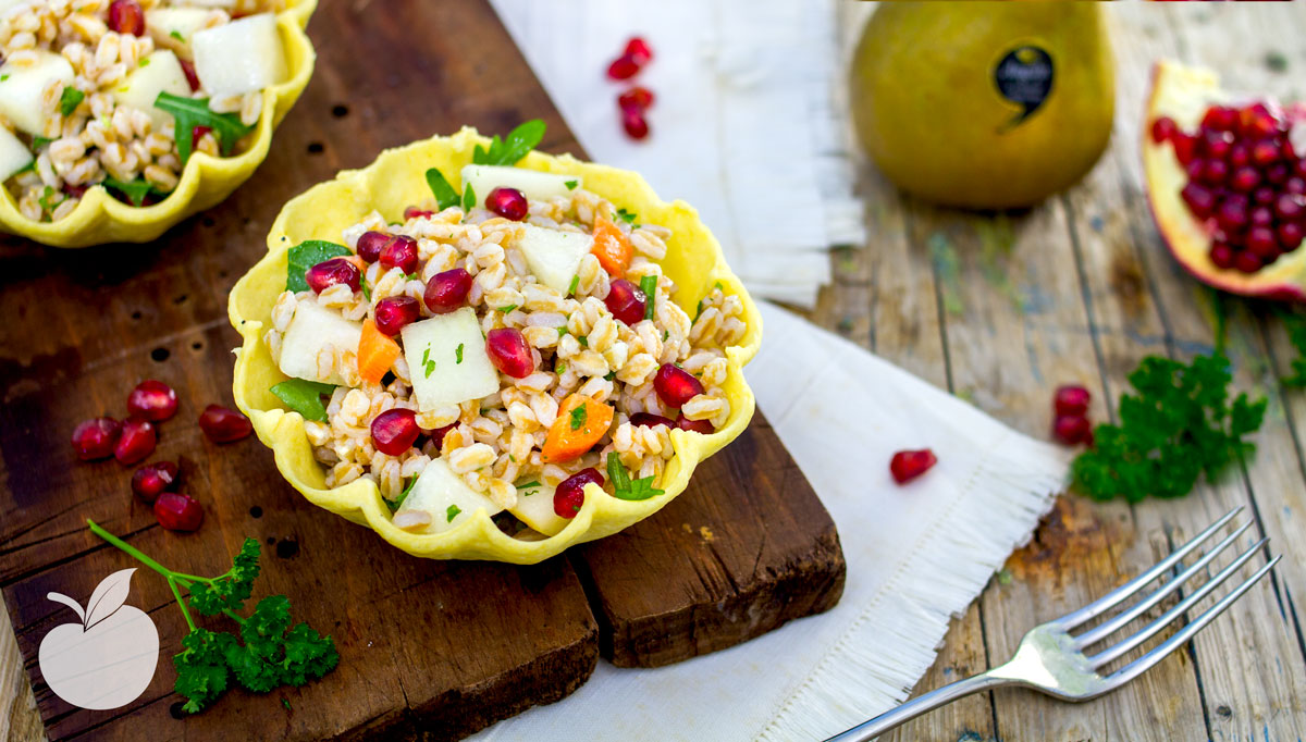 Cestini croccanti con insalata di farro e pere | Ricetta Vegan