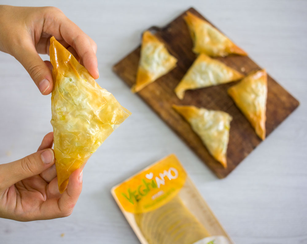 Samosa saporiti con verdure e affettato di lupini