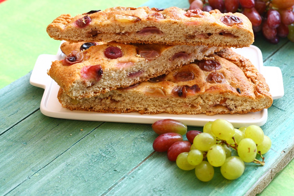 Focaccia integrale all’uva con farina di cocco