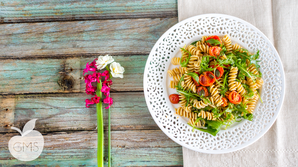 Pasta fredda con pomodori confit e rucola