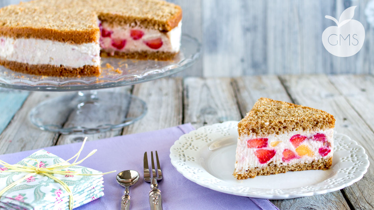 Torta fredda allo yogurt con fragole e pesche | Ricetta Vegan