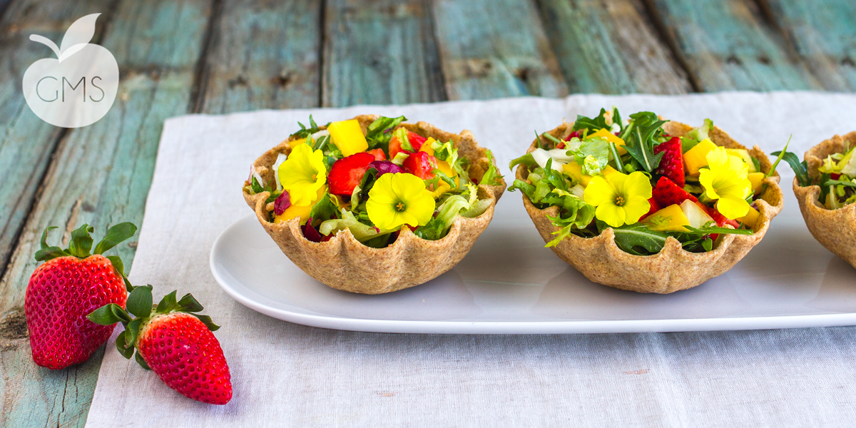 Insalata di frutta in cestini di pasta brisè | Ricetta vegan