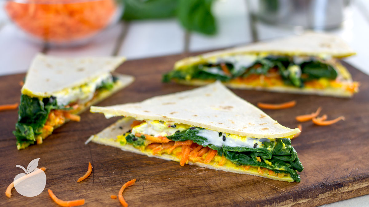 Piadine farcite con hummus, spinaci e caprino