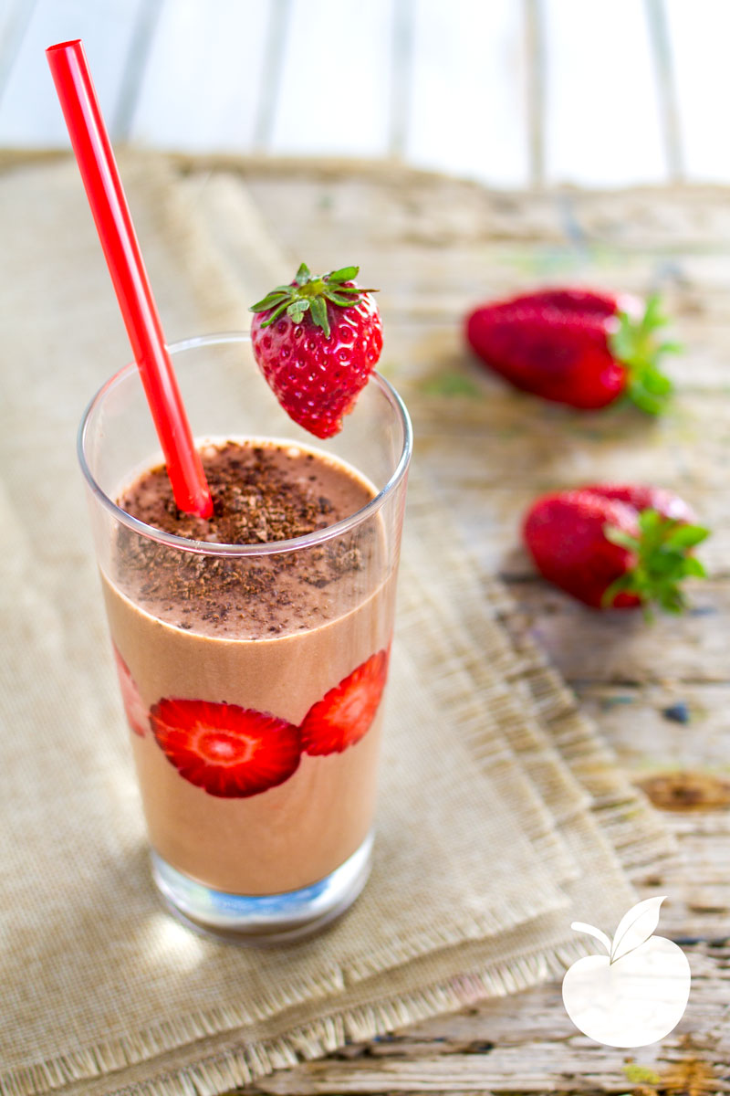 Smoothie al latte di cocco, cioccolato e fragole