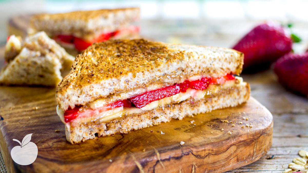 Panino al burro d’arachidi e frutta fresca