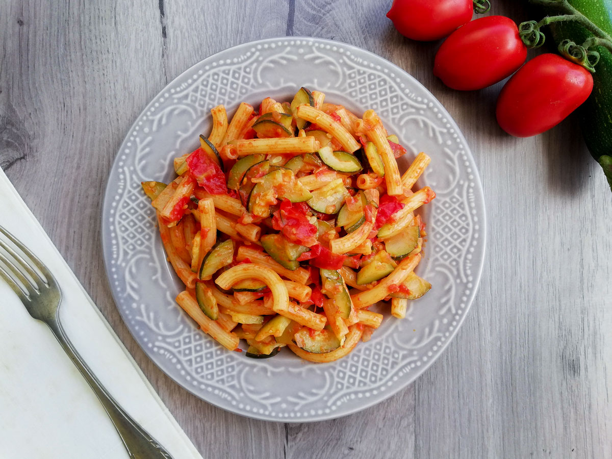 Pasta semplice alle zucchine e pomodoro