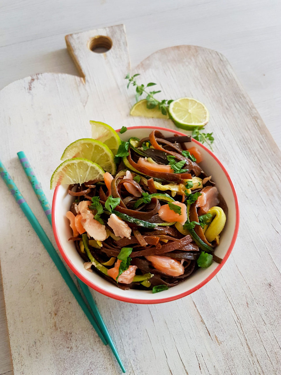 Tagliatelle alle alghe con salmone e zucchine