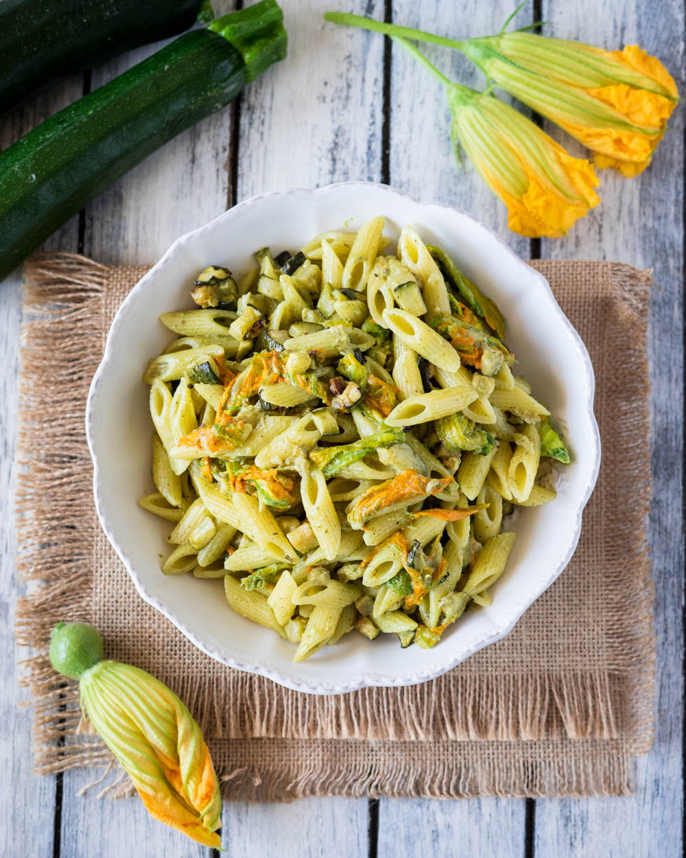 Pasta cremosa con fiori di zucca