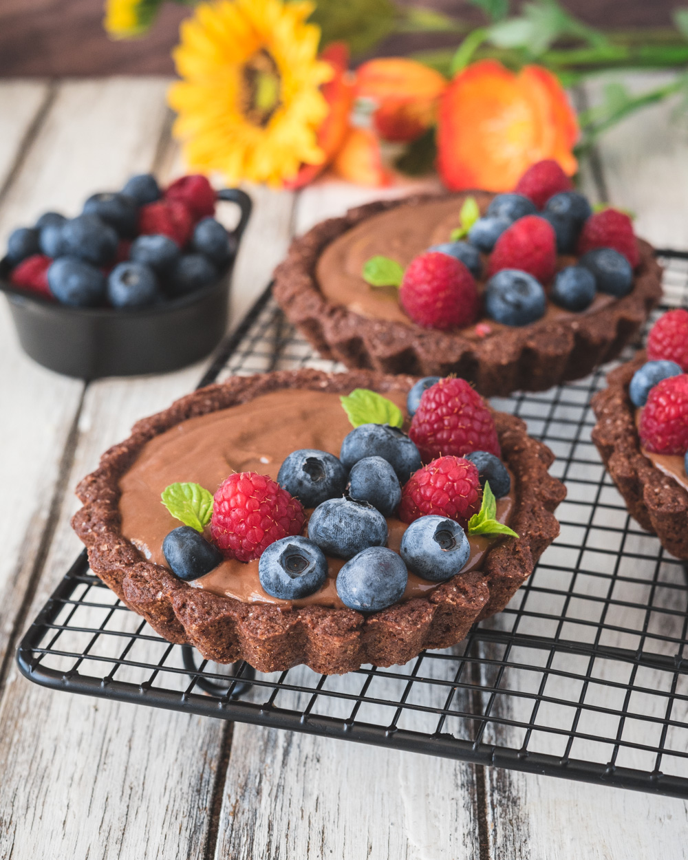 Crostatine alla crema di cioccolato e frutti di bosco