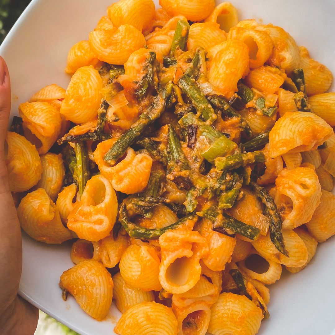 Pasta con crema di pomodoro fresco e asparagi