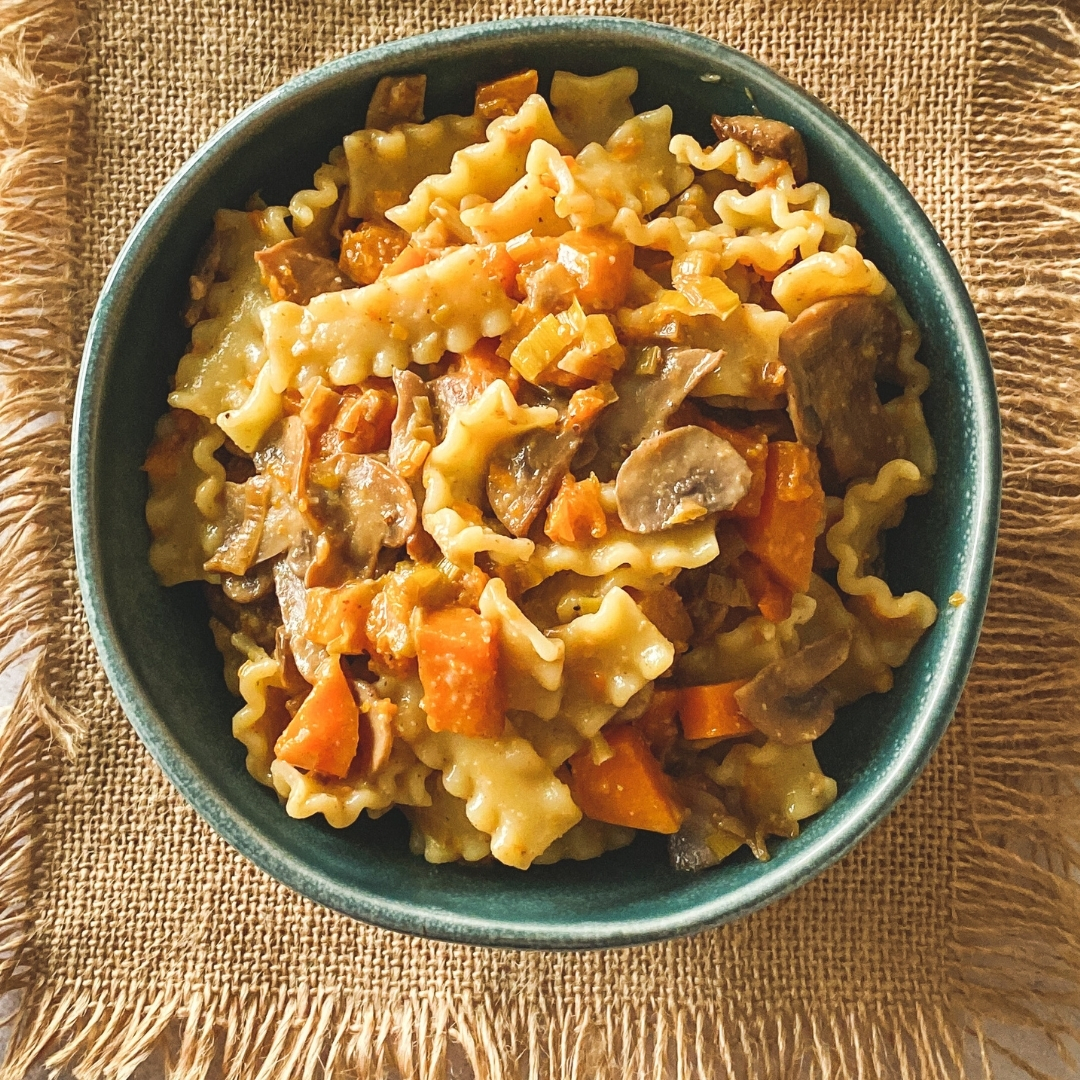 Pasta autunnale con zucca, funghi e burro di nocciole