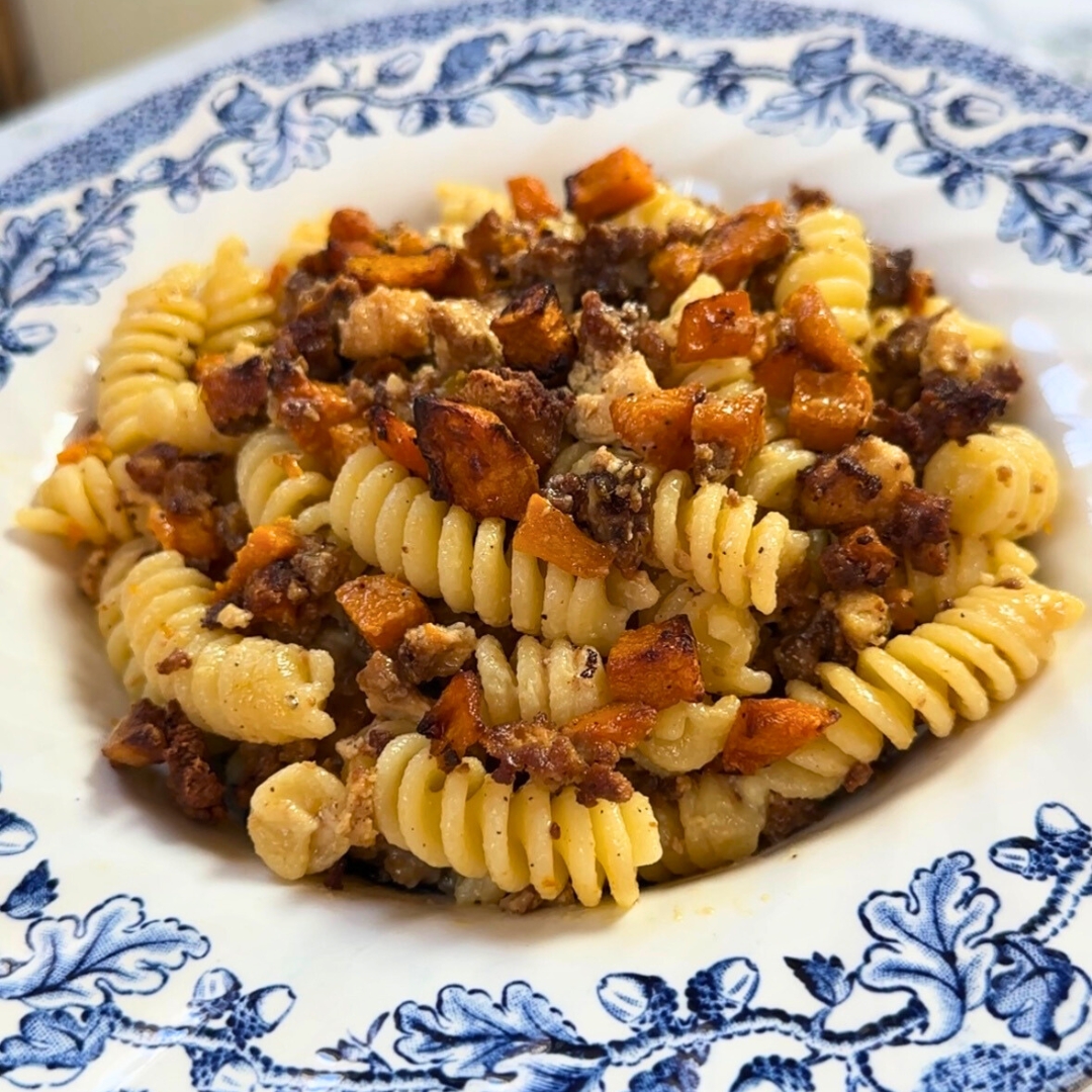 Pasta cremosa zucca, tofu croccante e tahina