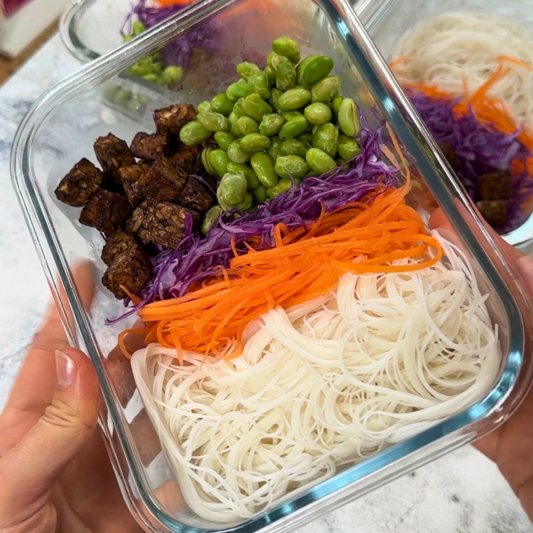 Schiscetta Noodle con tempeh e salsa al burro di arachidi